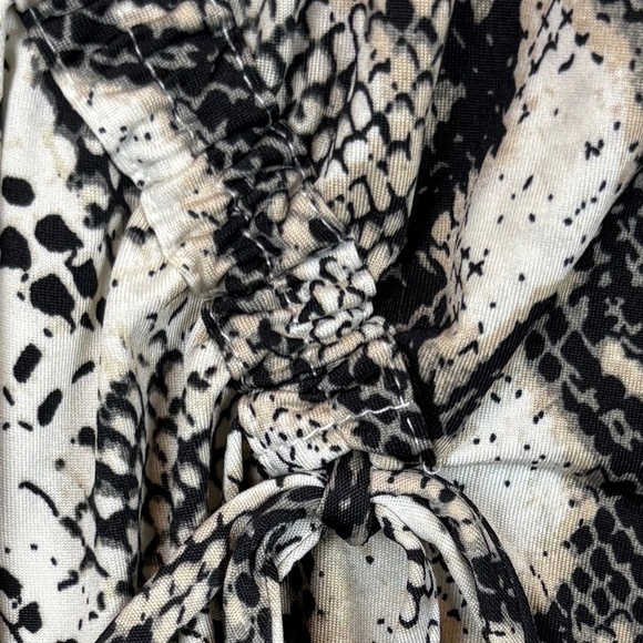 NWT NY Collection Short Sleeve Snake Print Pullover Top with Drawstring Detail - Picture 4 of 11